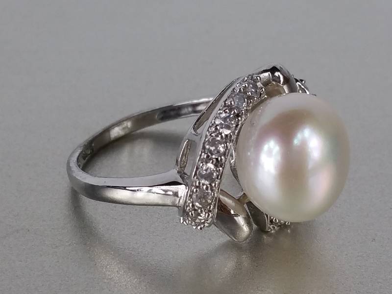 lot 68 image: Pearl Dinner Ring
