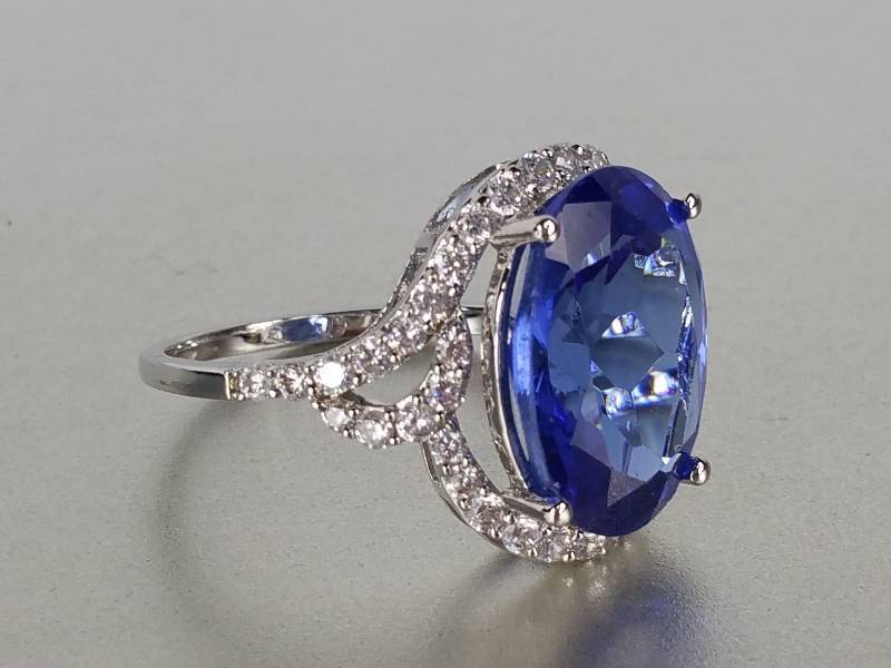 lot 69 image: Tanzanite Dinner Ring