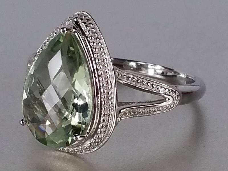 lot 79 image: Green Sapphire Ring