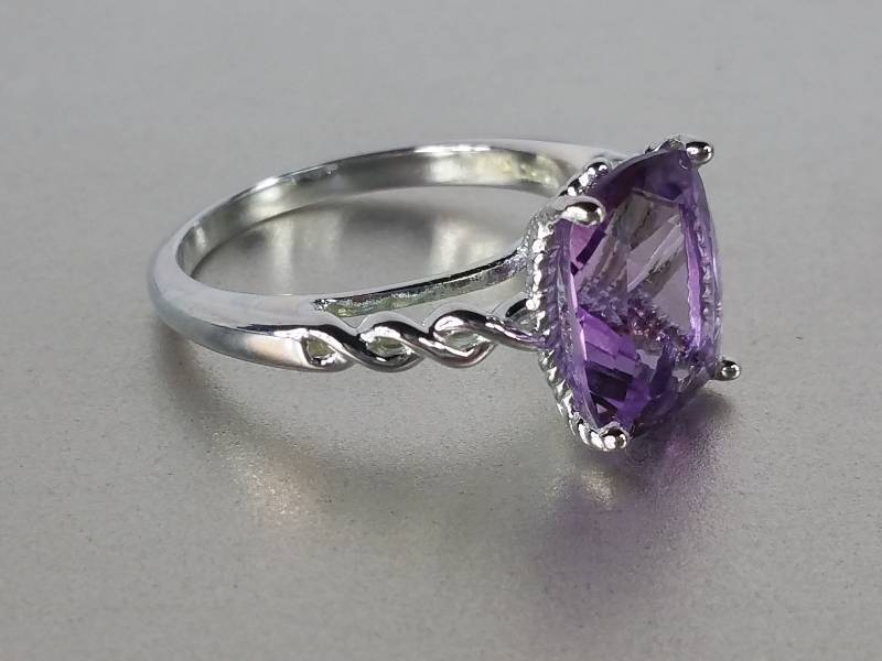 lot 87 image: Amethyst Dinner Ring