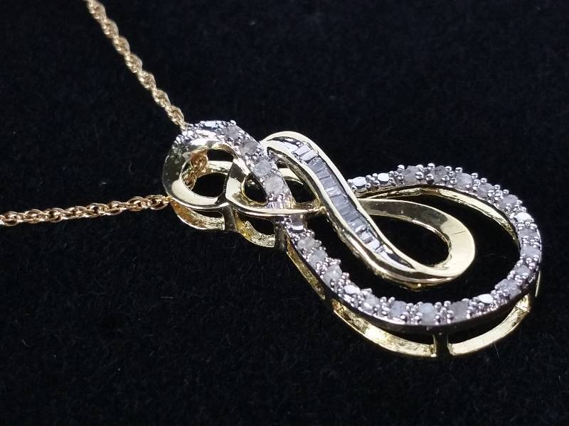 lot 89 image: Diamond Necklace