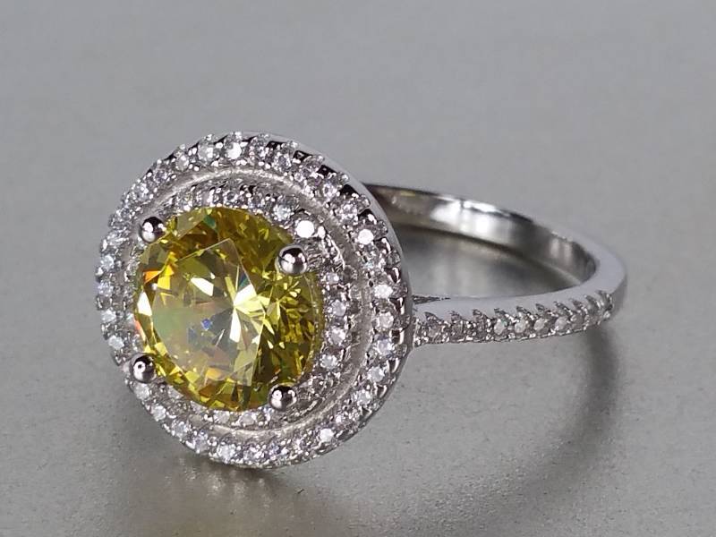 lot 98 image: Yellow Sapphire Ring