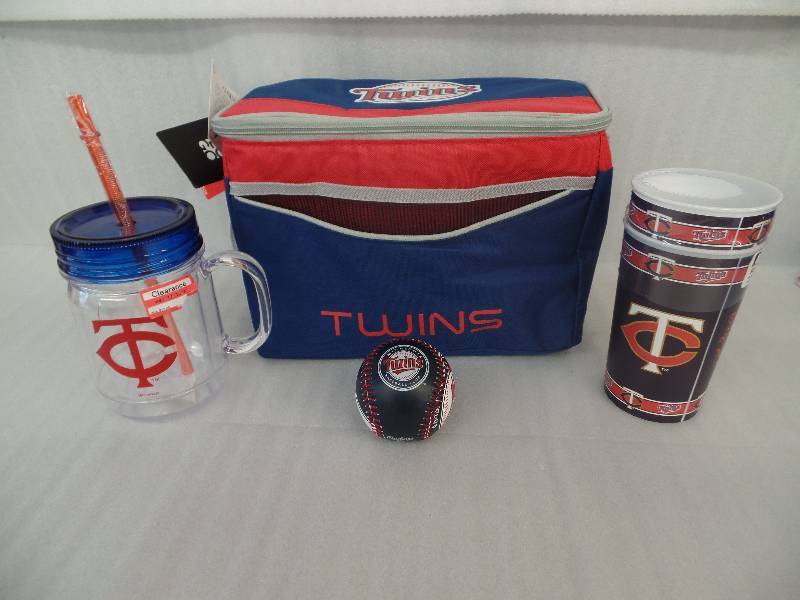 lot 9 image: Twins Memorabilia