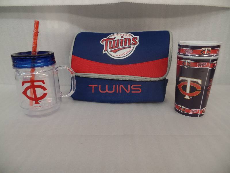 lot 12 image: Twins Memorabilia