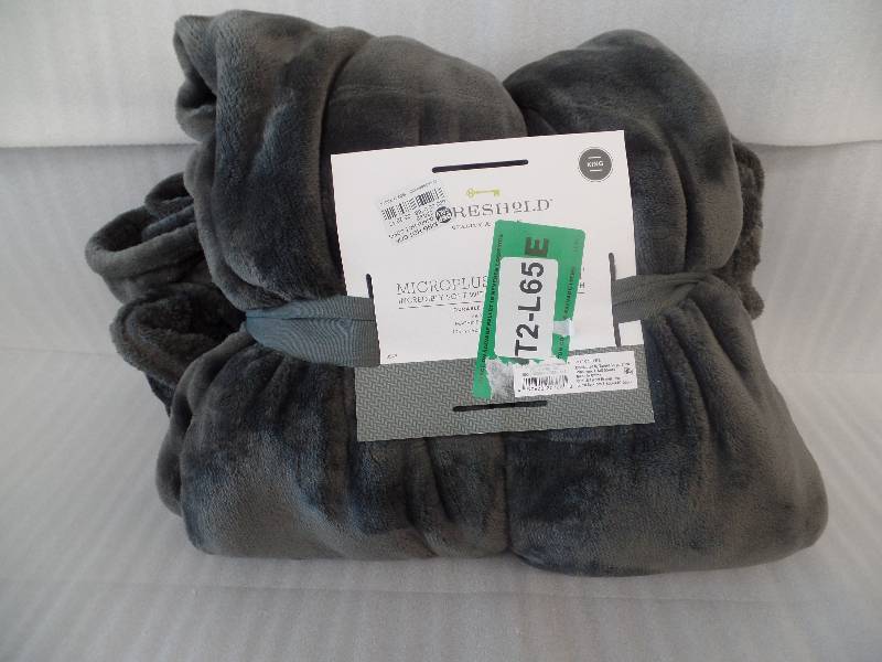 lot 65 image: King size Blanket