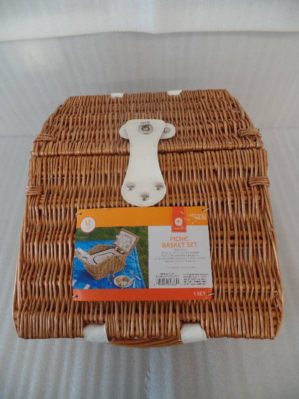 lot 66 image: Picnic Basket Set