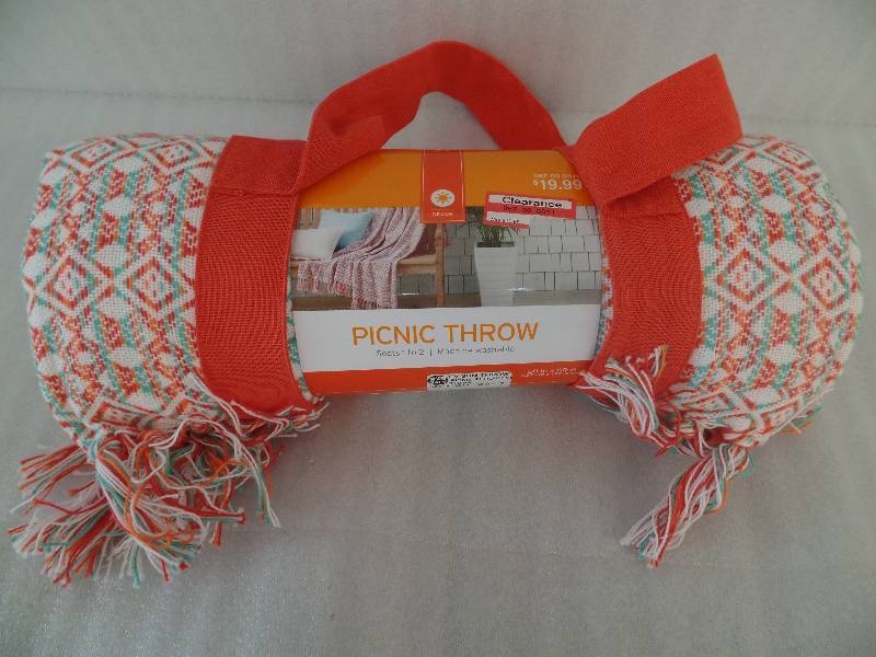 lot 72 image: Picnic throw