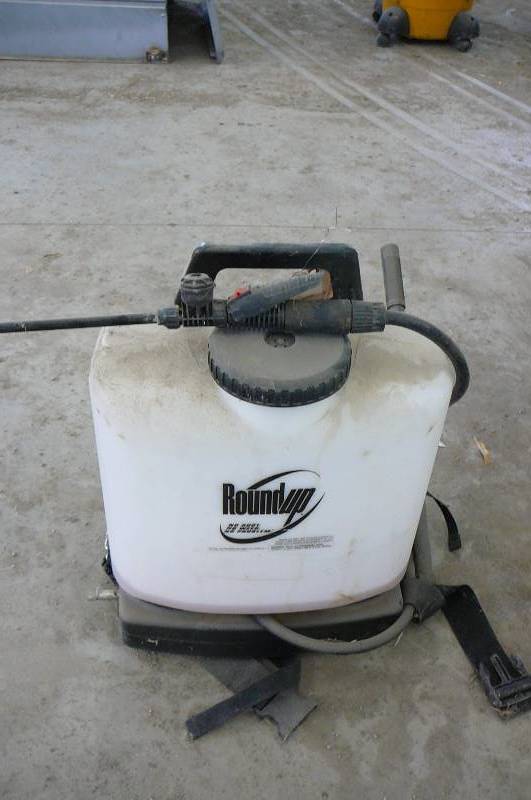 lot 14 image: Round up Sprayer