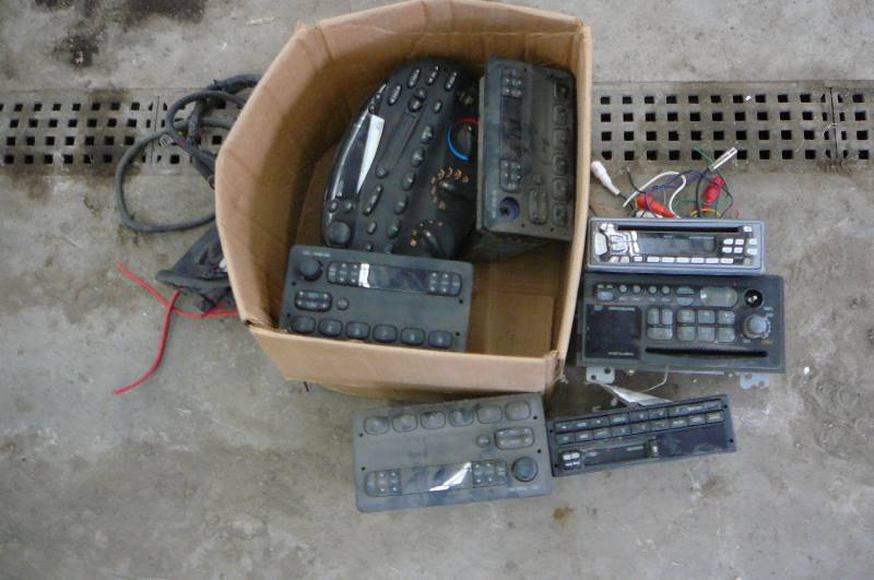 lot 18 image: Lot of Radios