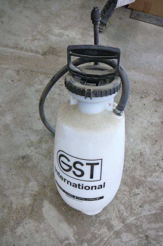 lot 23 image: 2 Gallon Sprayers