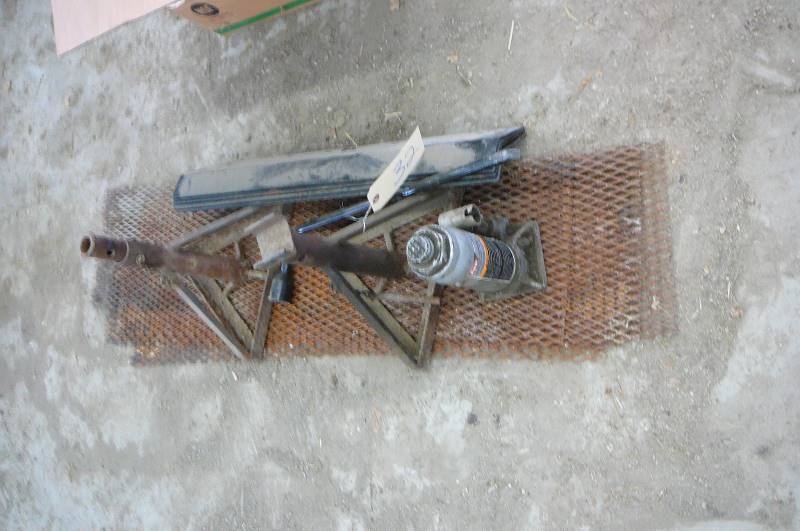lot 32 image: Pro Light JackSteel Grate, Jack Stands