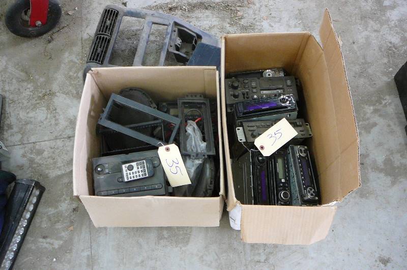 lot 35 image: Lot of Radios