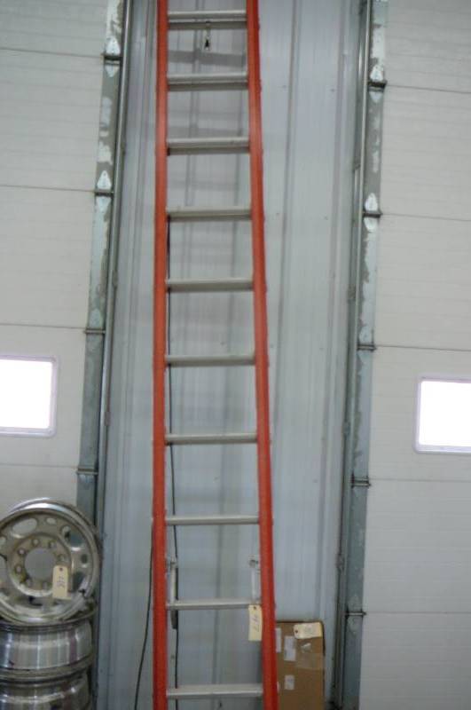 lot 47 image: Fiberglass Extention Ladder
