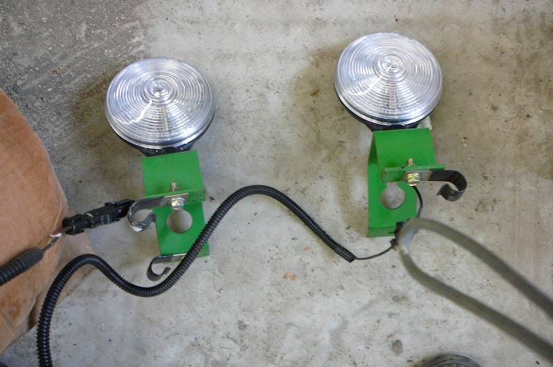 lot 71 image: John Deere Combine Head Light