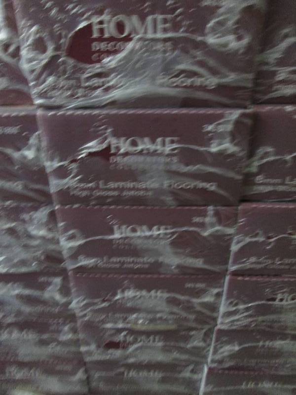 lot 184 image: 10 Cases Home Decorators Collection...
