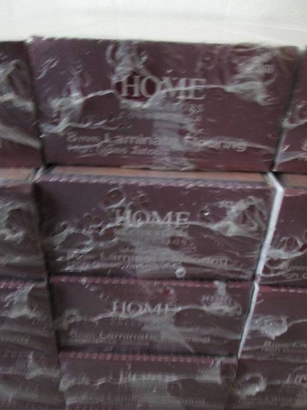 lot 185 image: 10 Cases Home Decorators Collection...