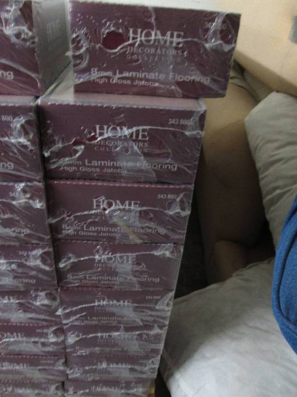 lot 187 image: 10 Cases Home Decorators Collection...