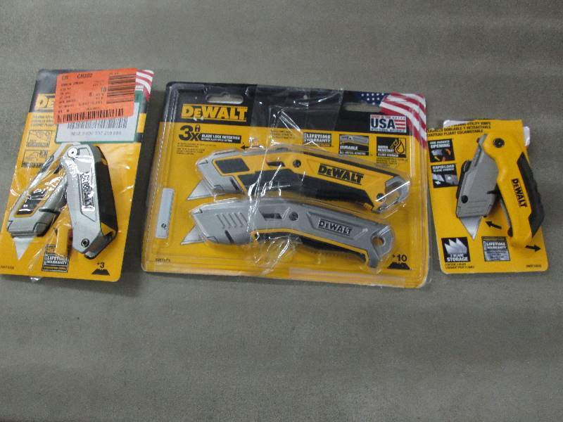 lot 309 image: Lot of 4 Assorted Dewalt Utility Kn...