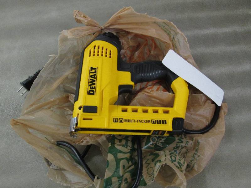 lot 326 image: Dewalt 5 in 1 Multi-Tacker Stapler ...