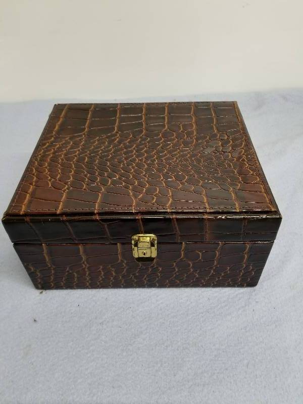 lot 16 image: WINE TRAVEL CASE