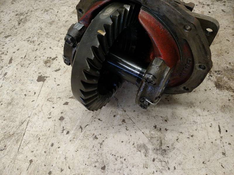 lot 14 image: 9 Ford Gears, 31 Spline, 5.281 Ra...