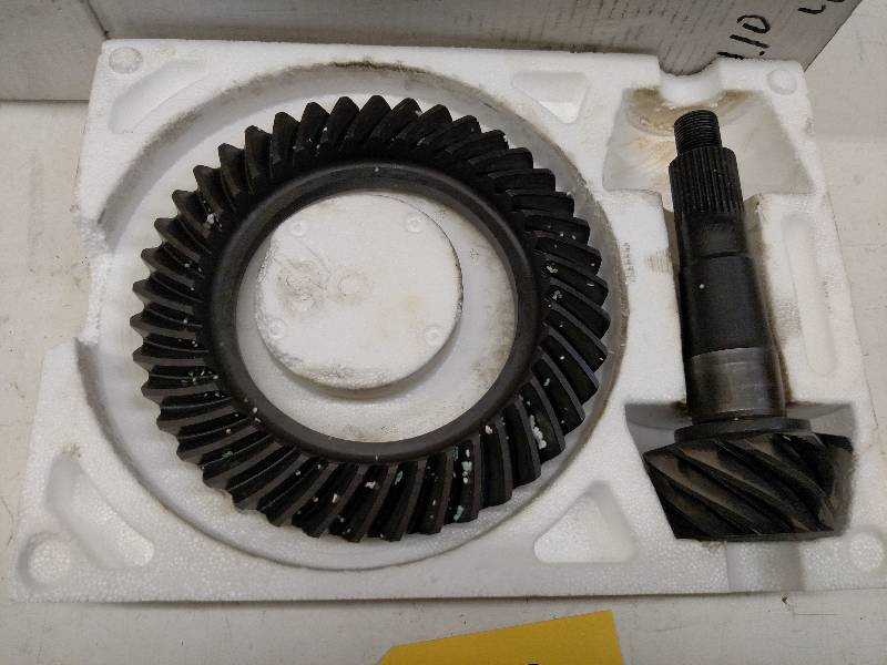lot 67 image: Chev. 12 Bolt Ring & Pinion, 4.101...