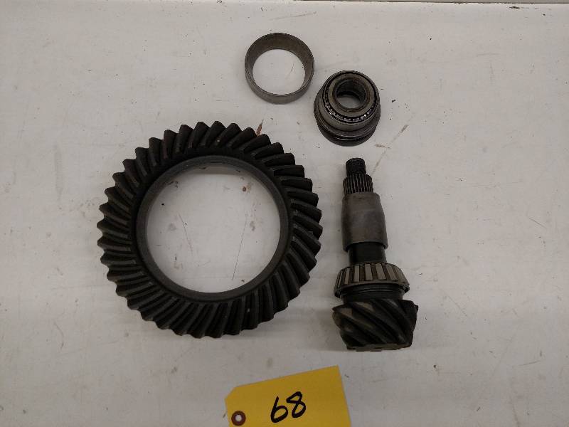 lot 68 image: Chev. 12 Bolt Ring & Pinion, 4.331...