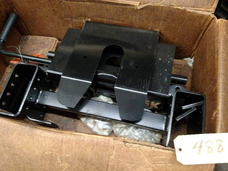 lot 488 image: Trail Boss 15K Fifth Wheel Hitch, N...