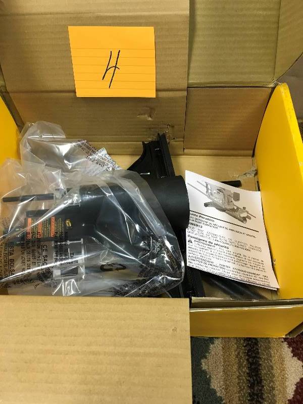 lot 4 image: DeWalt Universaal Edge Guide with Dust Collection - edge guide with dust collection not used