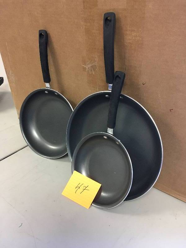 lot 47 image: Tramontina Set of 3 Frying Pans