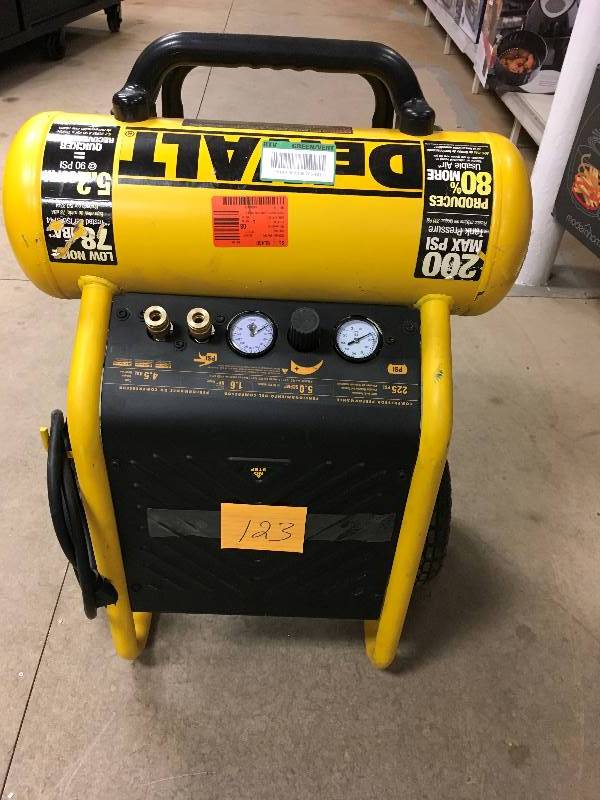 lot 123 image: DeWalt 4.5 Gallon Performance Oil Free Compressor 200 PSI MAX in like new working conditions