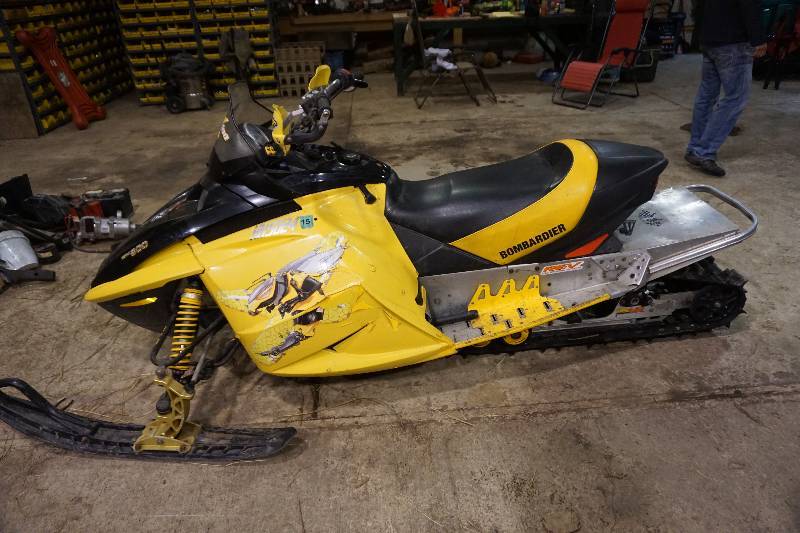 lot 6 image: 2003 Skid Doo MXZ800 Snowmobile