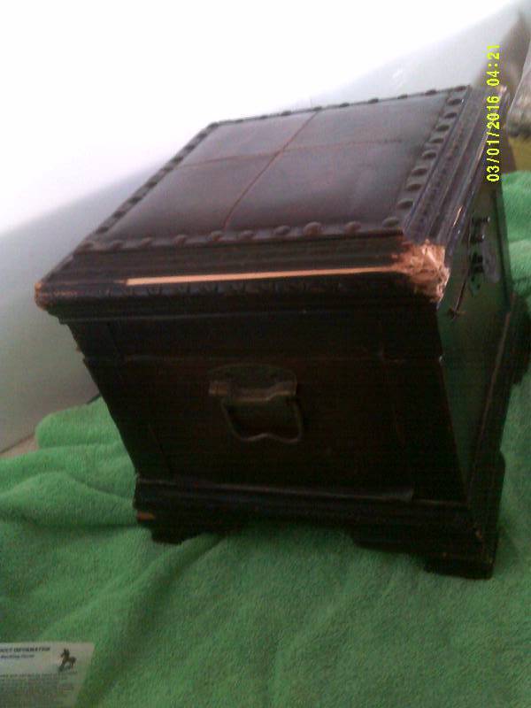 ANTIQUE WOODEN BOX