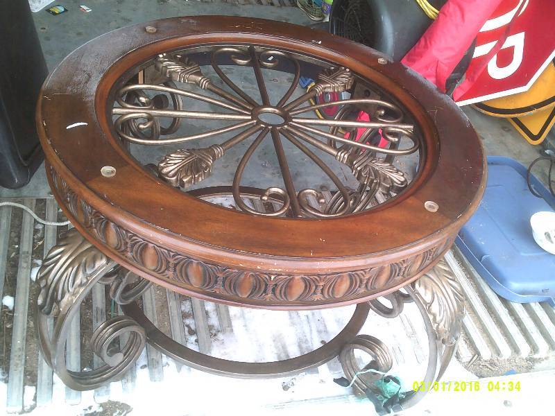 VINTAGE LOOKING END TABLE