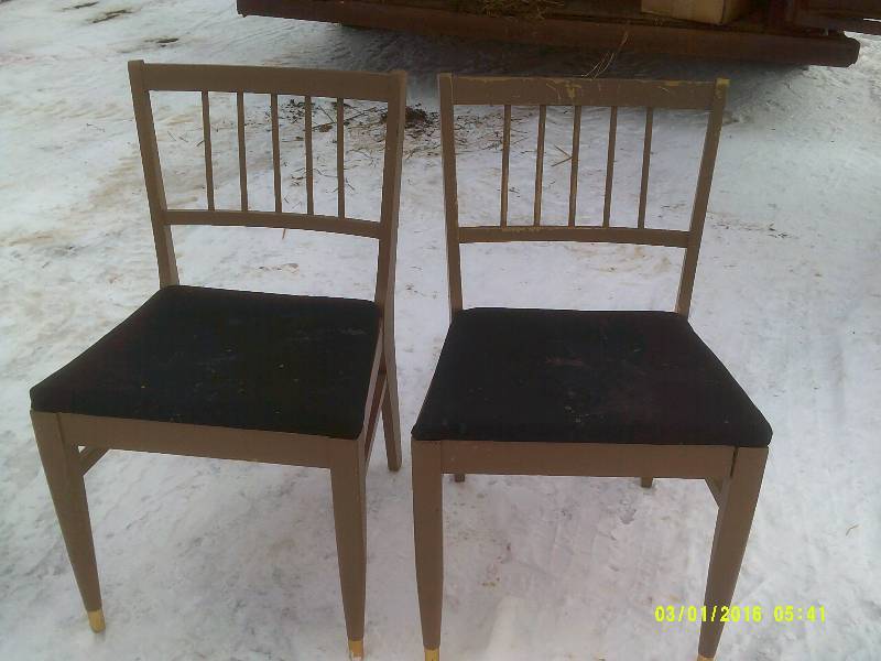 2 VINTAGE WOODEN CHAIRS