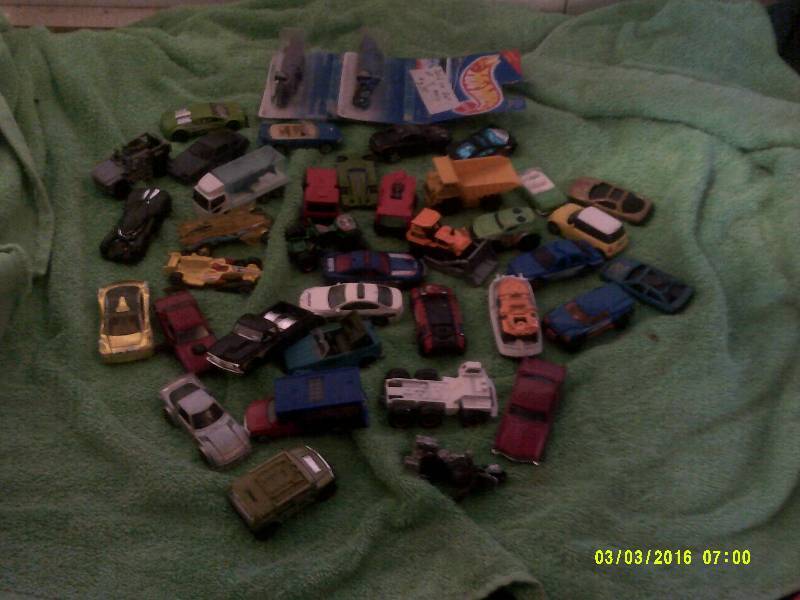 COLLECTIBLE CARS AND TRUCKS