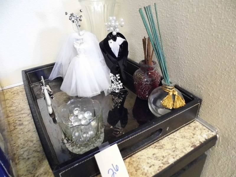 lot 26 image: Tray - Assorted Dcor