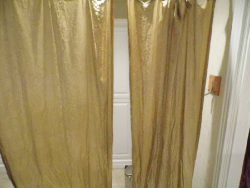 lot 48 image: Curtain w Rod