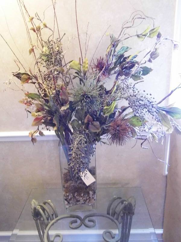 lot 71 image: Vase w Flowers