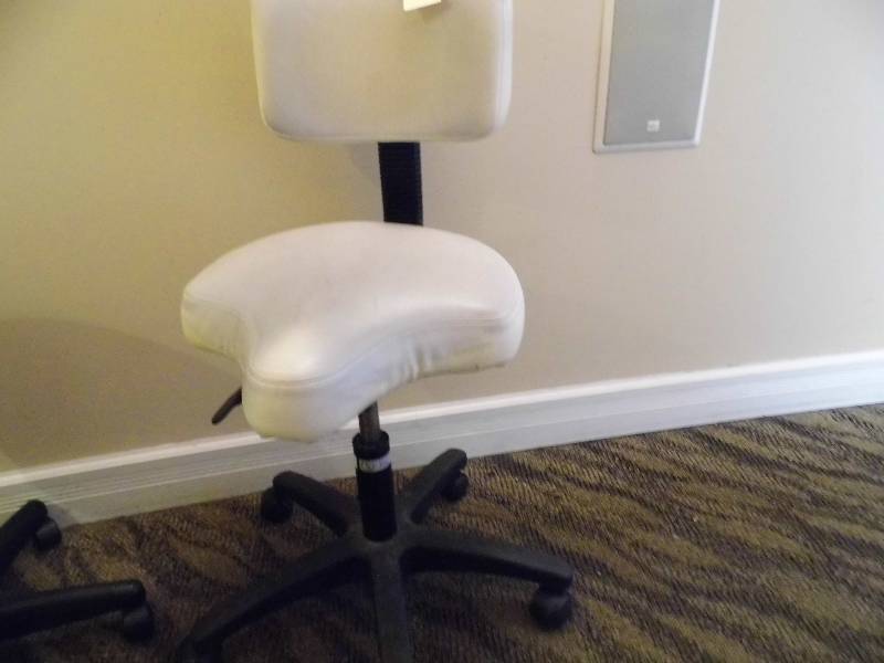 lot 103 image: Stool
