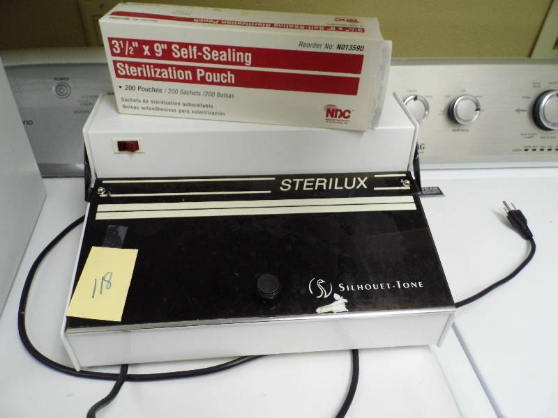 lot 118 image: Sterilux Sterilizer w Pouches
