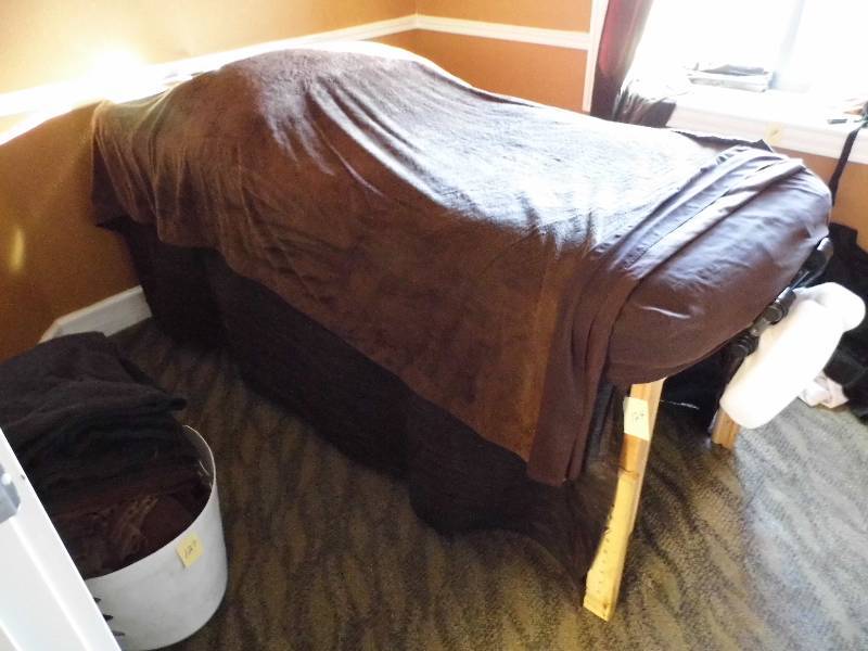 lot 124 image: Massage Table