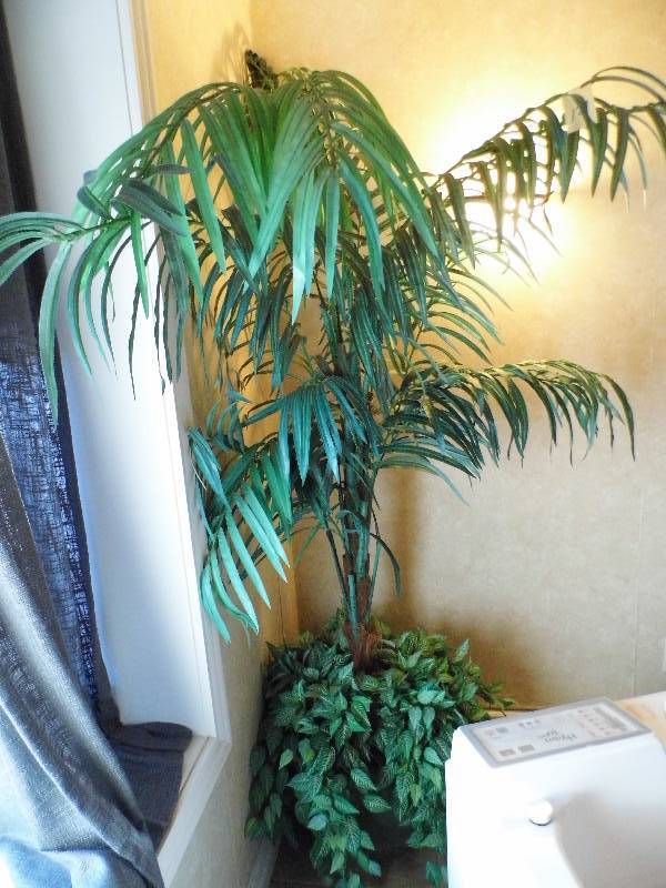lot 129 image: Artificla Palm Tree