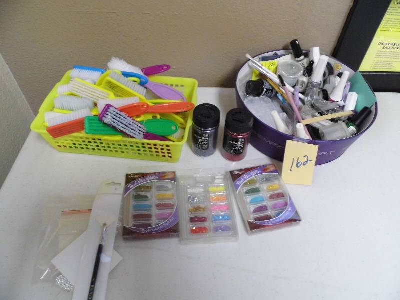 lot 162 image: Nail Art Dust - Glitter - Nail Brushes