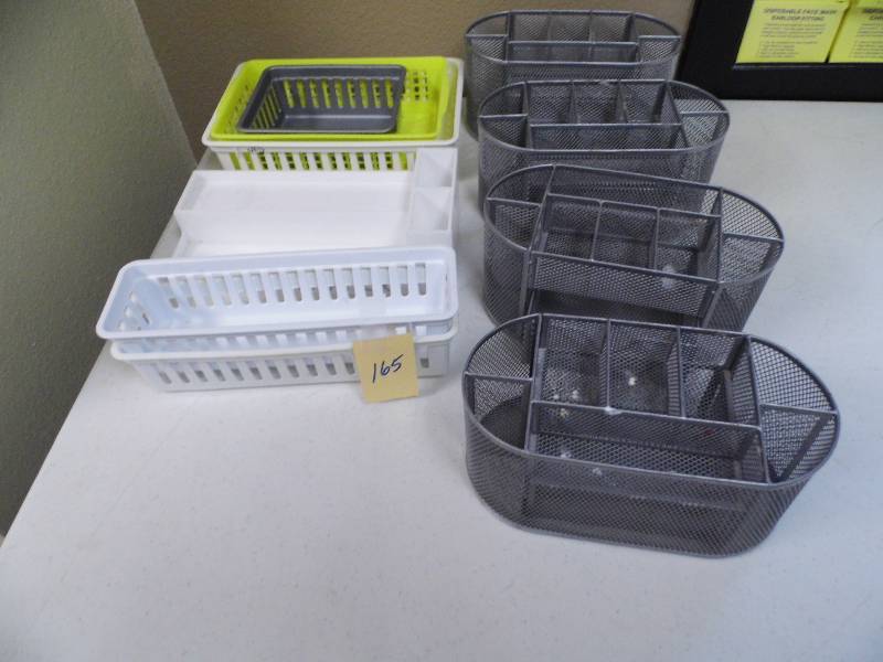 lot 165 image: Plastic Containers - Mesh Office Items - Containers