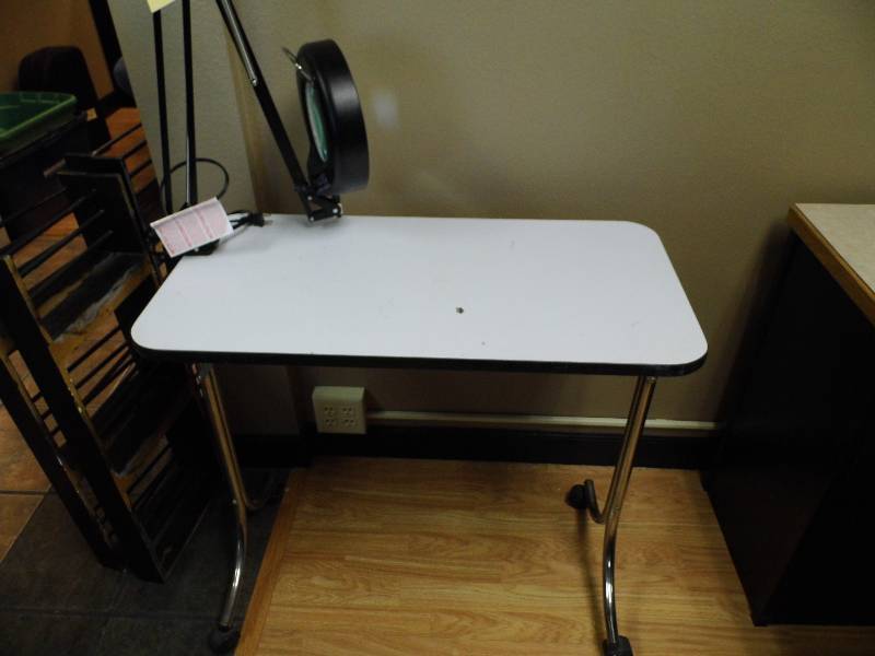 lot 174 image: Table on Wheels