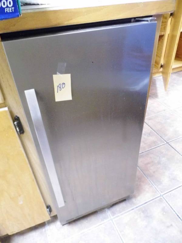 lot 180 image: Silhoette Select Ice Maker