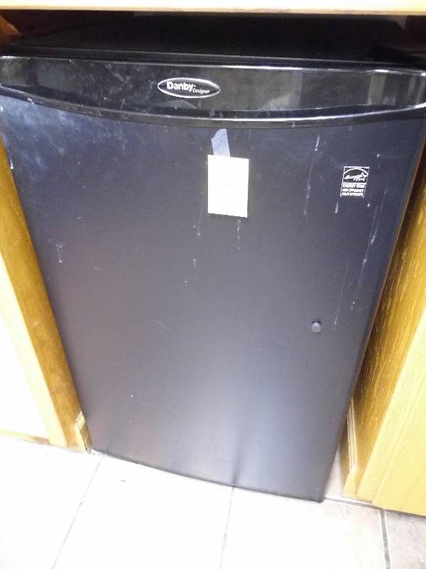 lot 186 image: Danby Mini Fridge