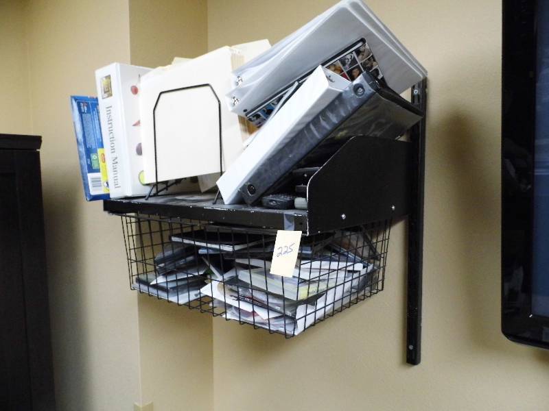 lot 225 image: Wall Mounted Shelf