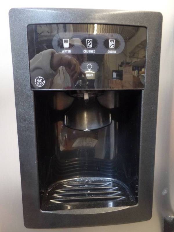 lot 803 image: GE SIDE BY SIDE REFRIGERATOR FREEZER